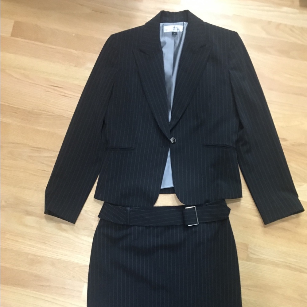 Tahari 2 Piece Skirt Suit